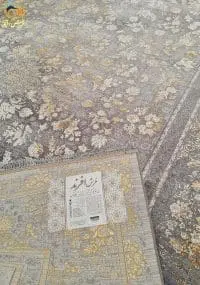 فرش گل برجسته زمينه نقره ای