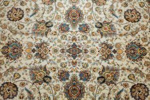 فرش ماشینی سنتی افرند طرح افشان - زمینه کرم حاشیه گلبهی - 7741