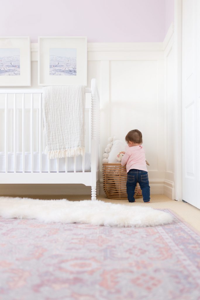 در این تصویر یک اتاق کودک و کودک کوچکی را در آن می‌بینید. فرش اتاق طبق استاندارد، فاصله‌ی 12 تا 20 سانتی‌متری را با دیوارها رعایت کرده است.