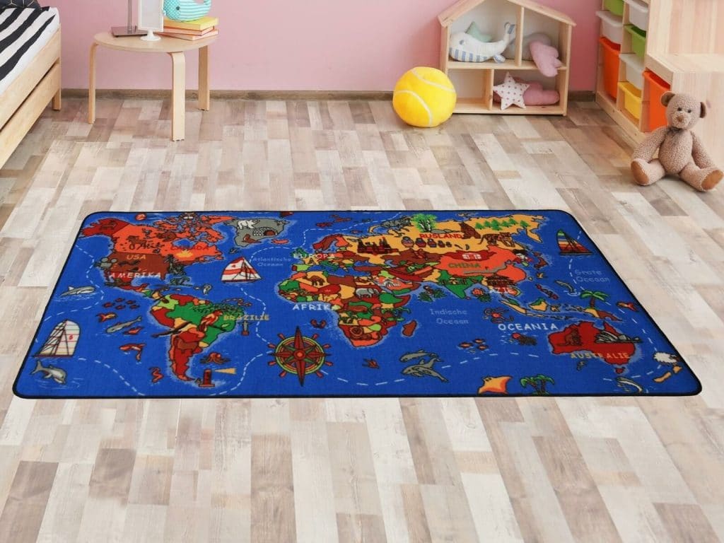 در این تصویر یک فرش آموزشی را می‌بینیم که طرح آن تصویر قاره‌های مختلف با تکیه بر زیست‌بوم حیوانات است. این فرش برای اتاق کودکی که عاشق دانش جغرافی است بسیار مناسب می‌باشد.