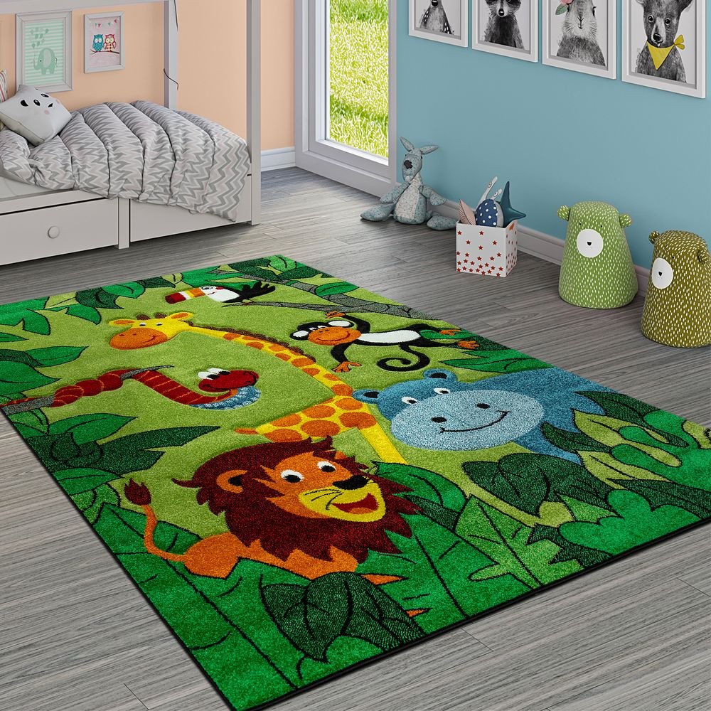 در این تصویر فرش اتاق کودک با زمینه‌ی سبز را می‌بینیم. وجود نقش‌هایی با رنگ‌های متنوع و شاد زیبایی دوچندانی به این فرش داده است. سبز رنگ تعادل و تجدید حیات است.