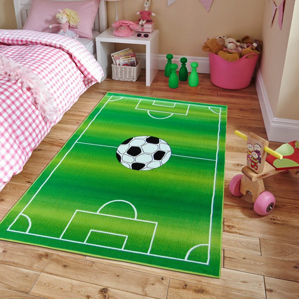 در این تصویر فرشی با طرح زمین فوتبال می‌بینیم که برای اتاق خواب پسر فوتبال‌دوست شما انتخاب مناسبی است.