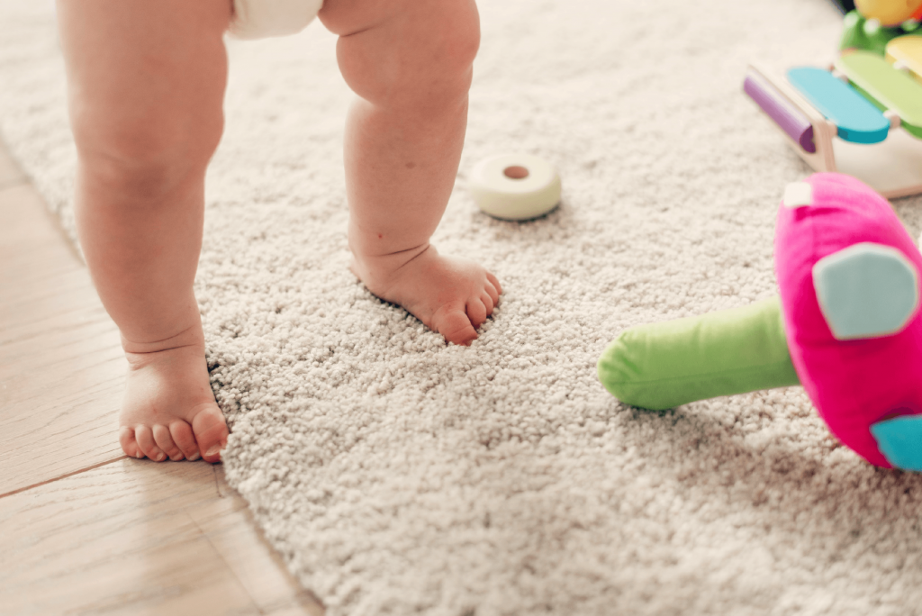 در این تصویر کودکی را می‌بینید که بر روی فرش راه می‌رود. فرش اتاق کودک باید با شانه‌ پایین باشد تا ضخامت آن بیشتر بوده و از کودک هنگام زمین خوردن مراقبت کند.