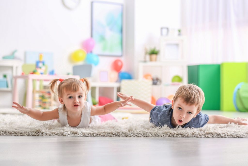 کودکان بر روی فرش اتاقشان بازی می‌کنند، غذا می‌خورند و نقاشی می‌کشند. بنابراین فرش اتاق آن‌ها همیشه در معرض انواع لکه‌هاست.