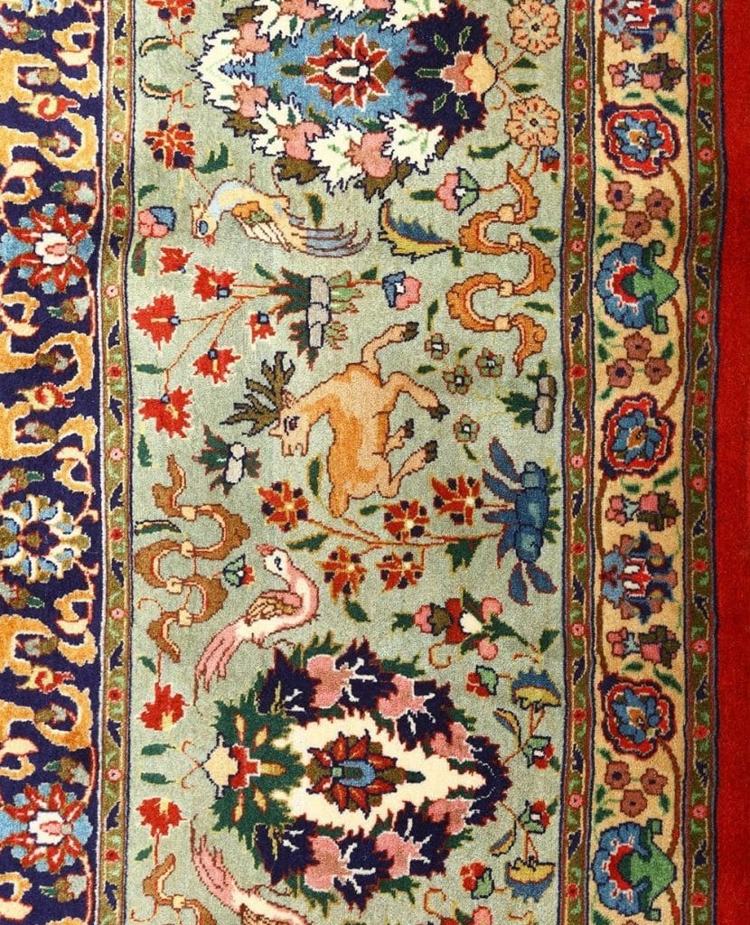 در این تصویر شما نقش گوزن و پرنده روی فرش شاه عباسی می‌بینید.